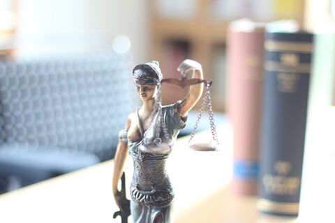 Justitia Figur